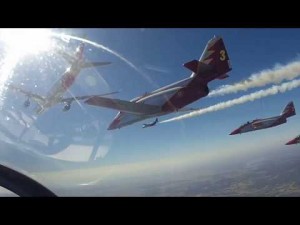 El homenaje de la Patrulla Águila a Iberia, vista desde el aire