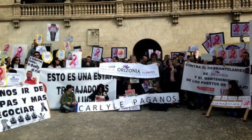 Empleados de Orizonia protestando a las puertas del Consolat.