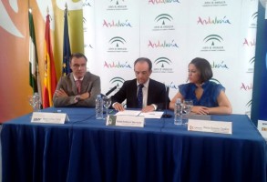 Rafael Gallego, presidente de CEAV, Rafael Rodríguez, consejero de Turismo andaluz, y Rocío Soriano, delegada de Turismo de la Diputación de Córdoba.