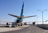 Encajado entre dos farolas en el aeropuerto de Barajas.