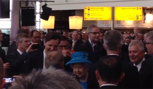 La reina Isabel II inaugura la T2 de Heathrow