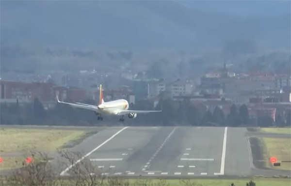 Accidentado intento de aterrizaje de un A320 de Vueling en Bilbao