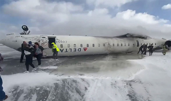 Un avión de Delta con 76 pasajeros vuelca al aterrizar en Toronto